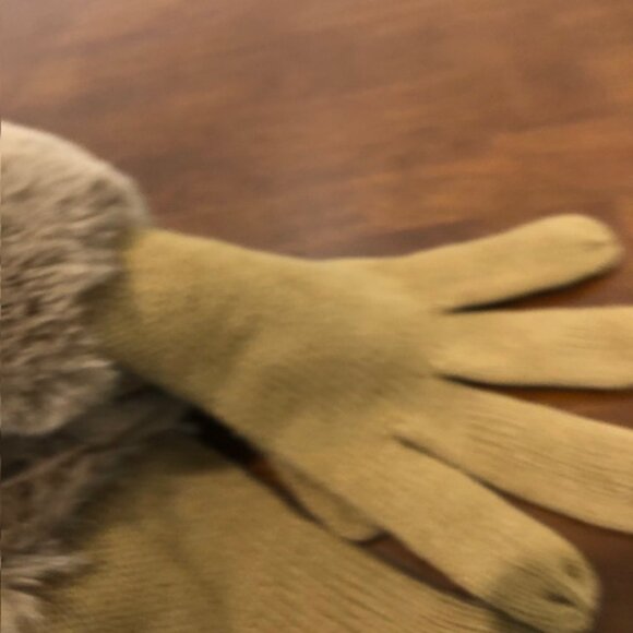 Michael Kors Faux Fur Dark Camel Gloves NWT - Picture 10 of 10